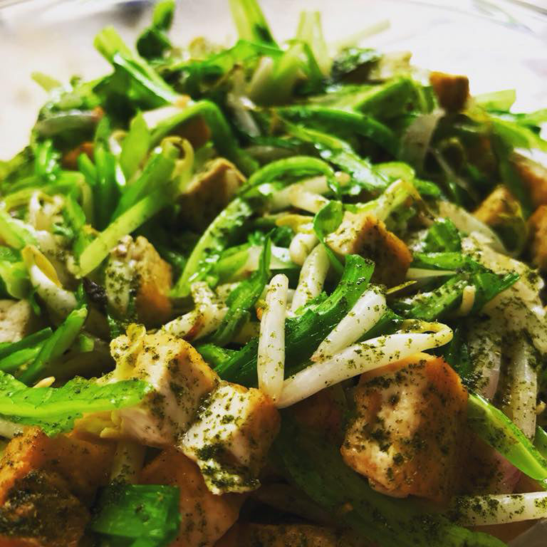 韮菜炒豆芽豆腐加​辣木葉粉